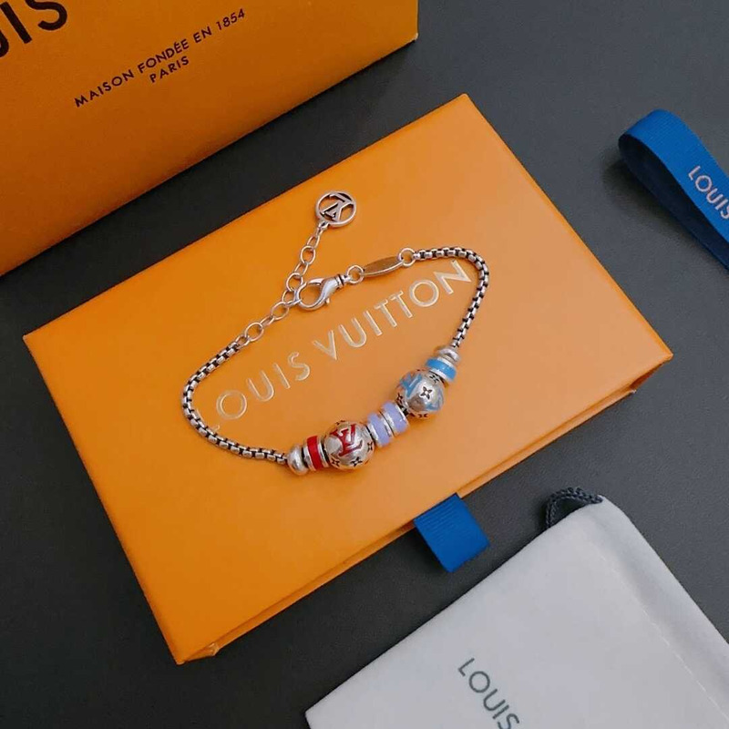 l**is V*t*n monagam colors bracelet