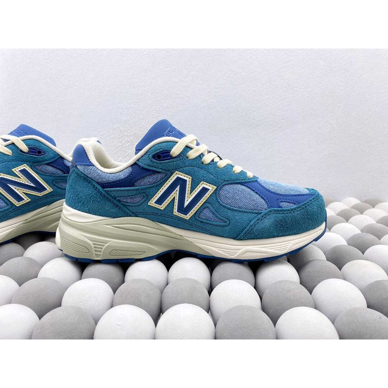 New Balance  Levi\