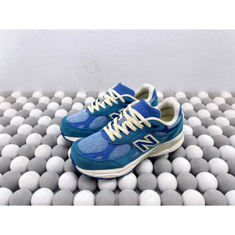 New Balance  Levi\