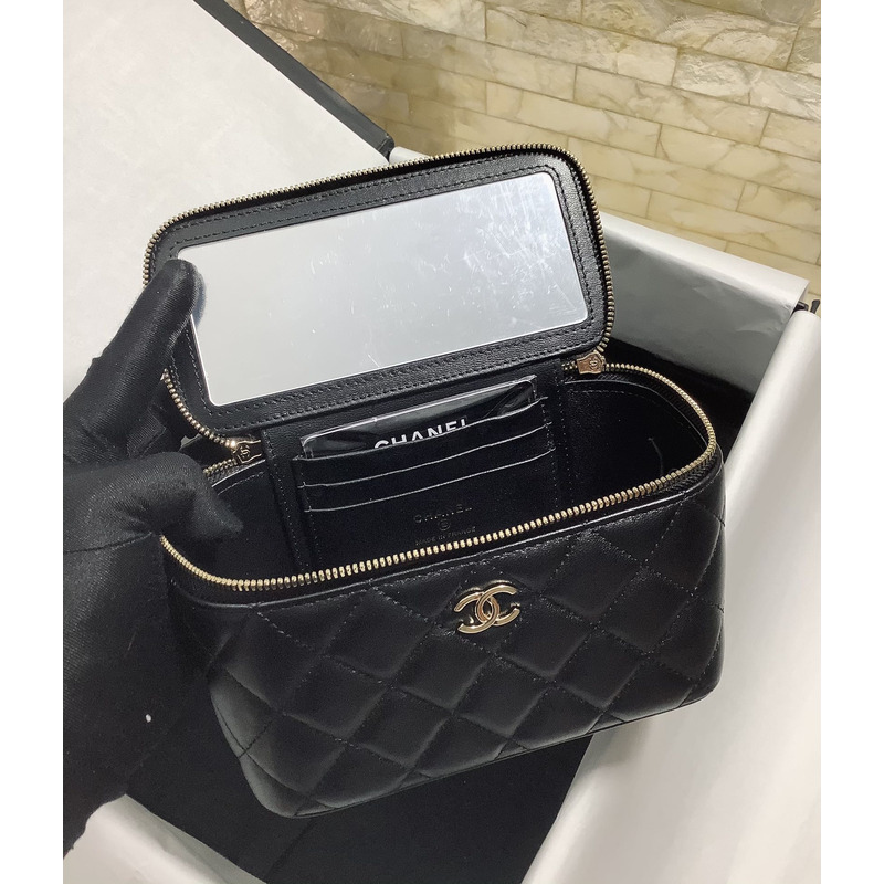 Ch*el vanity case with chain in black lambskin