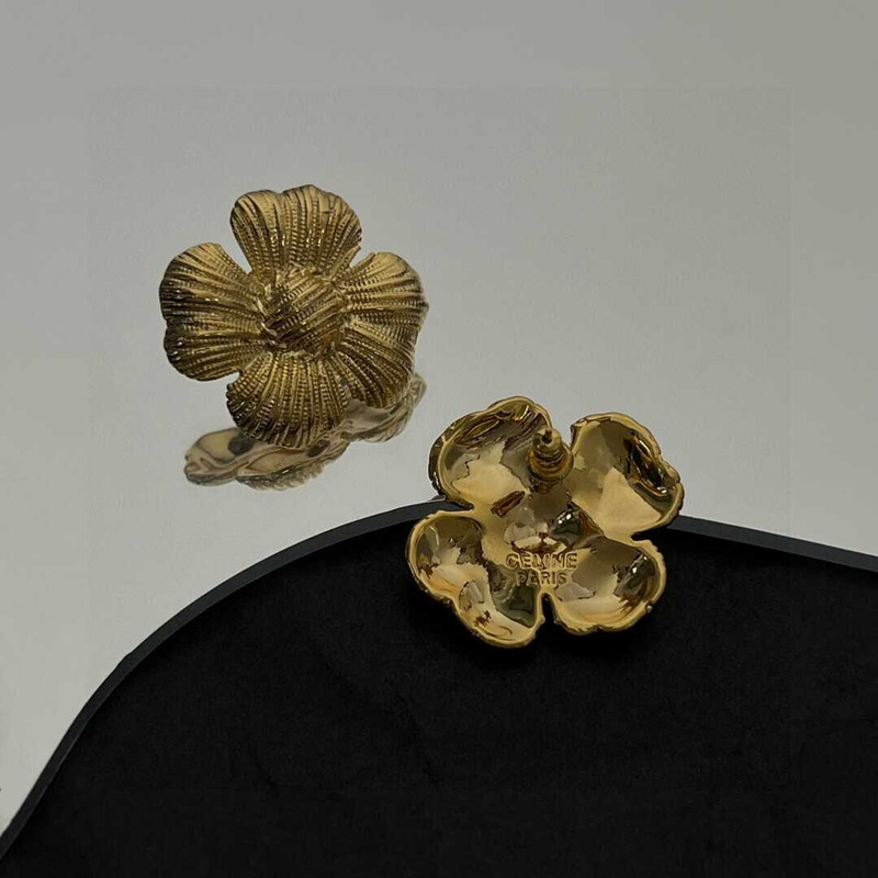 Ce**e flower earrings in gold