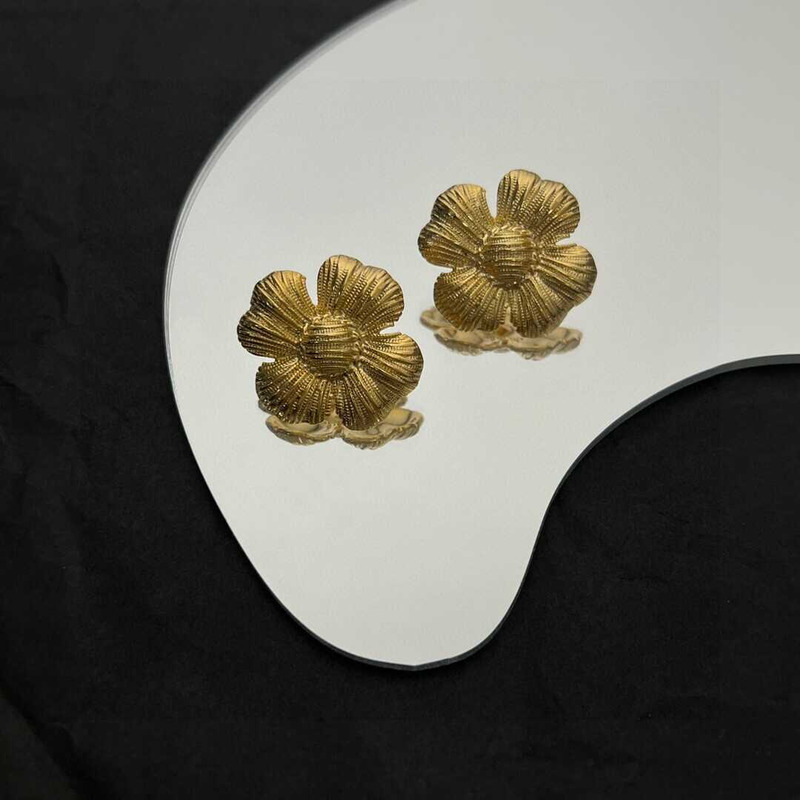 Ce**e flower earrings in gold