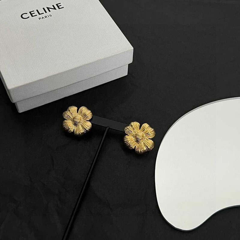 Ce**e flower earrings in gold