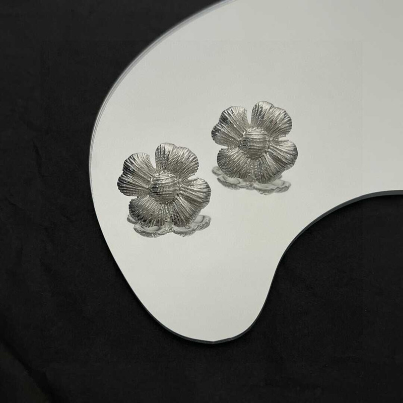 Ce**e flower earrings in silver