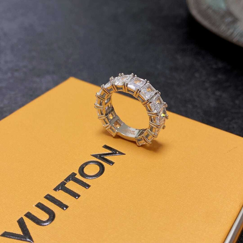 l**is V*t*n crystal ring silver