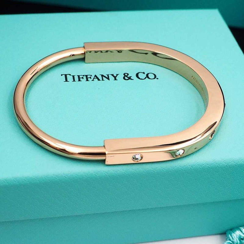 T*f*ny bracelt for women gold