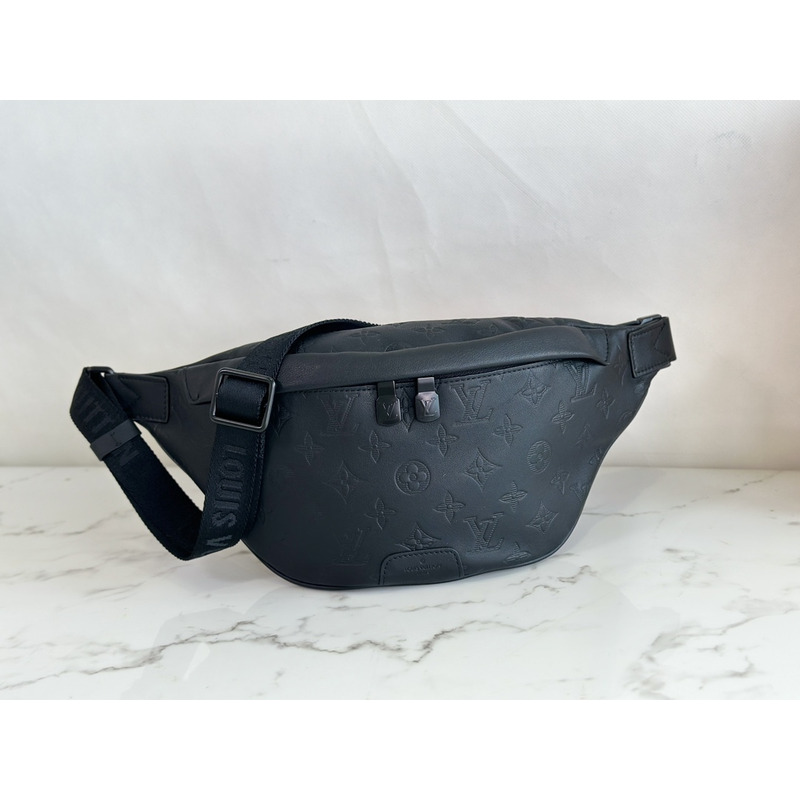 l**is V*t*n discovery bumbag monogram shadow black