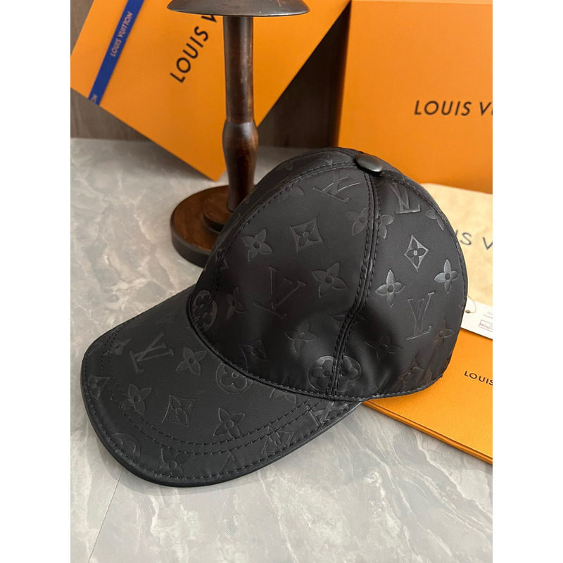 l**is V*t*n casual baseball cap black