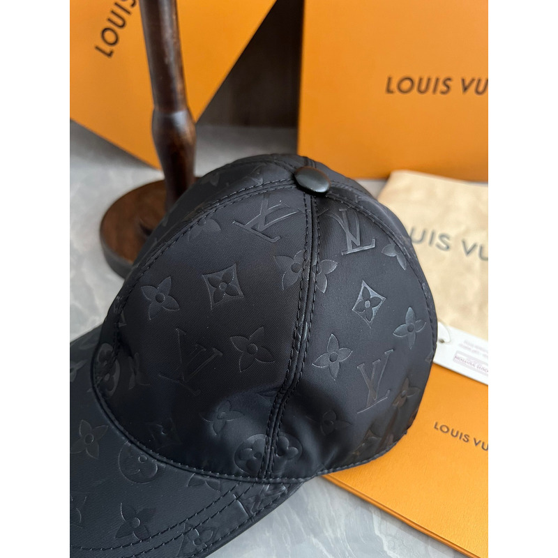 l**is V*t*n casual baseball cap black