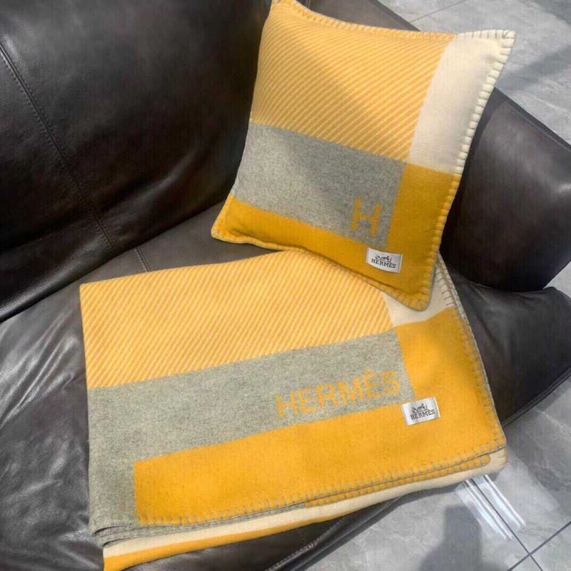 H**mes blanket yellow