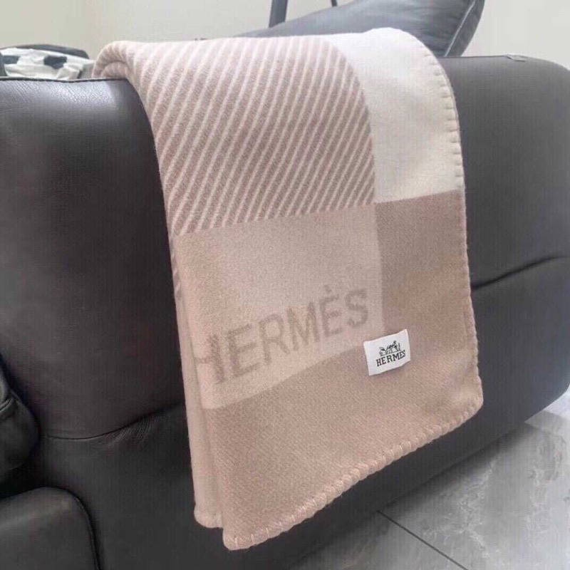 H**mes blanket nude