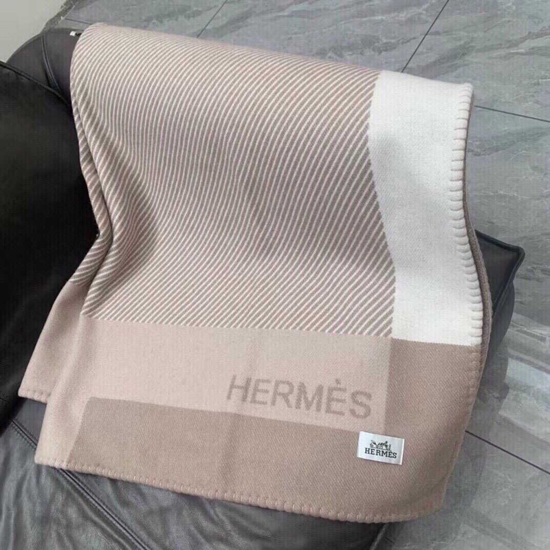 H**mes blanket nude