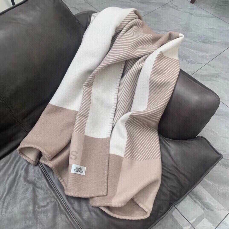 H**mes blanket nude