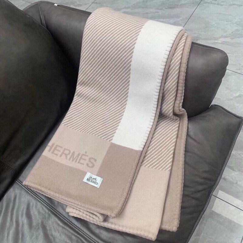 H**mes blanket nude