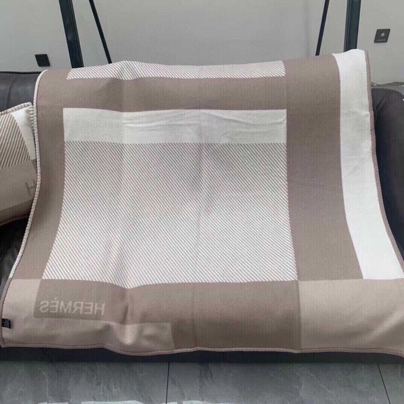 H**mes blanket nude