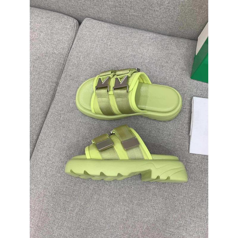 Bo*te*ga ve*ne*ta flash flat sandals light green