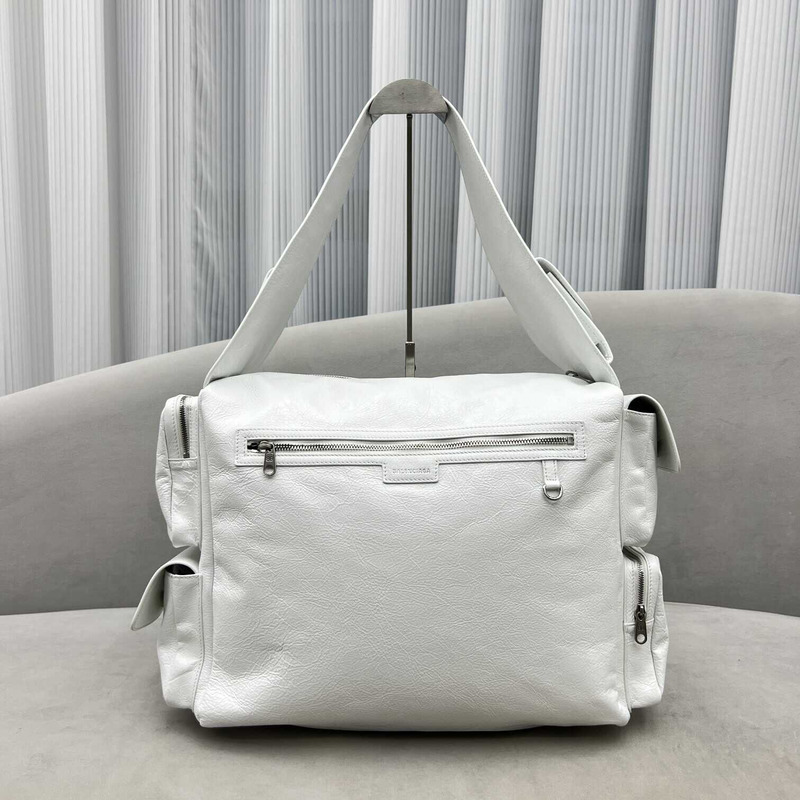 Ba*len*cia*ga superbusy large sling bag in white