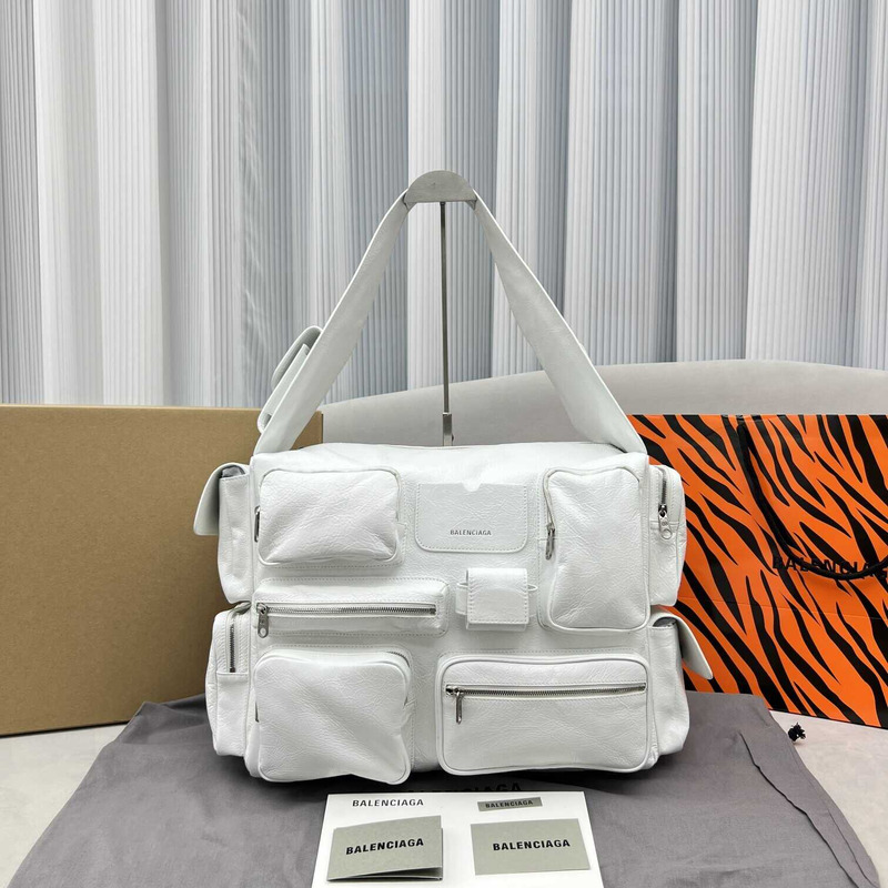 Ba*len*cia*ga superbusy large sling bag in white