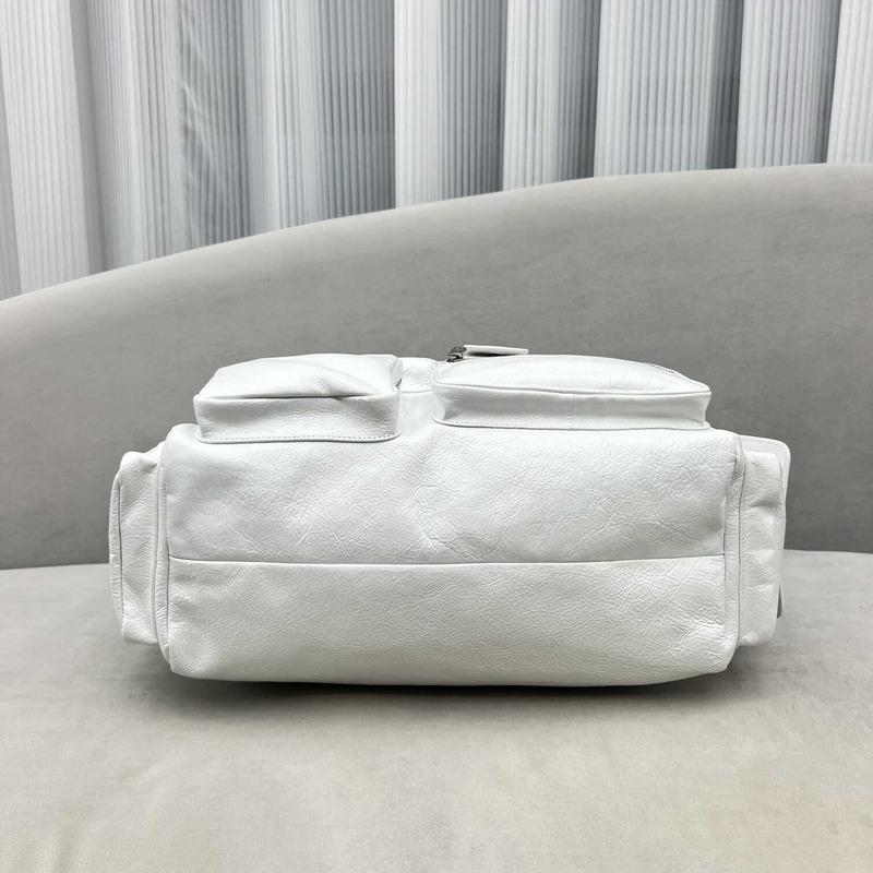 Ba*len*cia*ga superbusy large sling bag in white