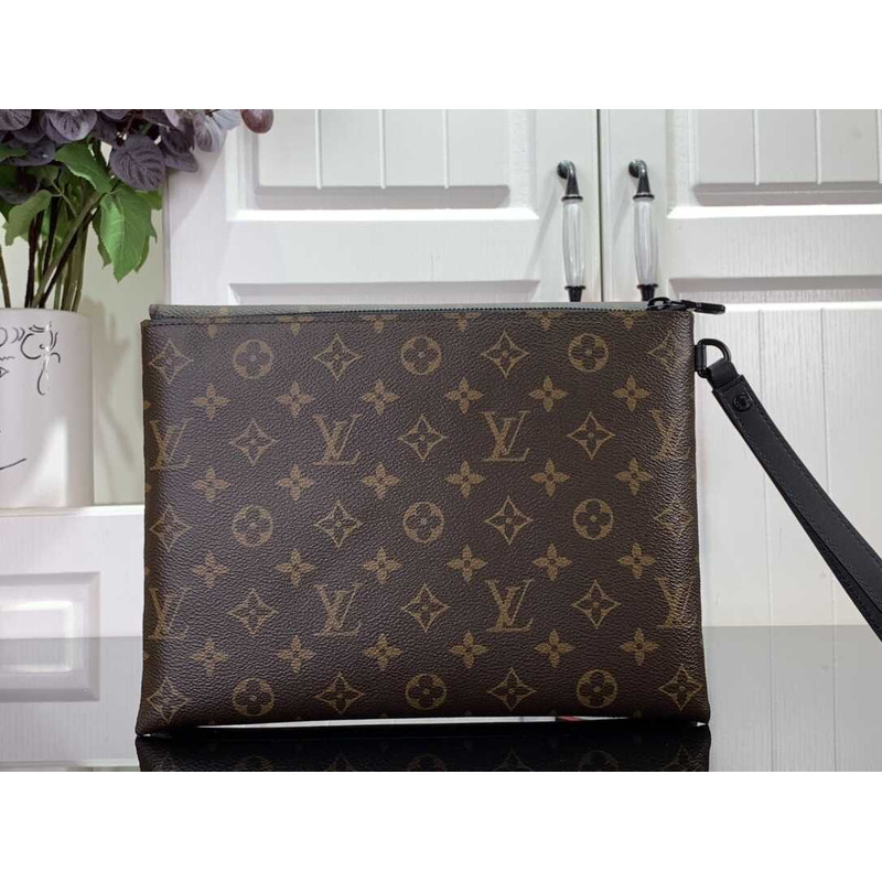 l**is V*t*n pochette s-lock brown