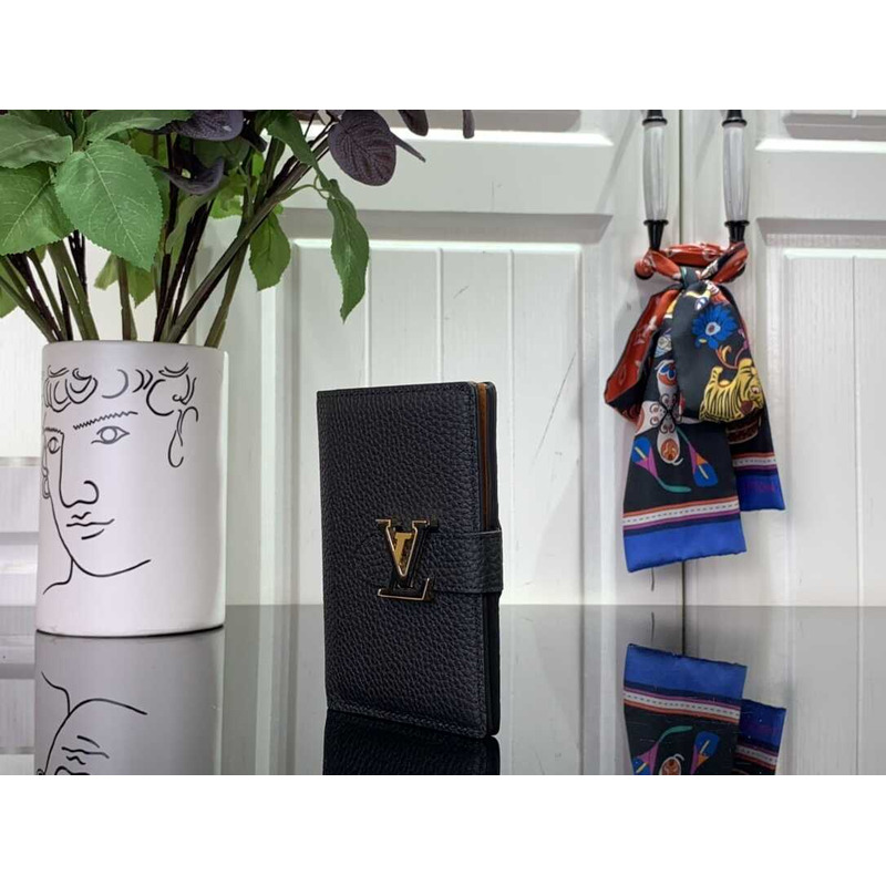 l**is V*t*n lv vertical compact wallet black