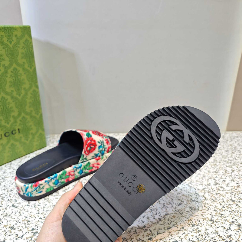 G*u*i platform slippers floral beige and multi colors