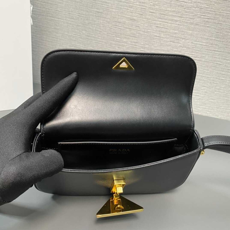 Pra*a leather shoulder bag black