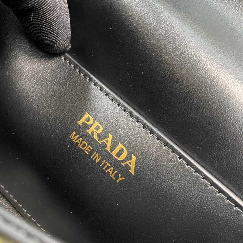 Pra*a leather shoulder bag black