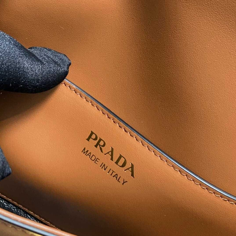 Pra*a emblème leather dark brown