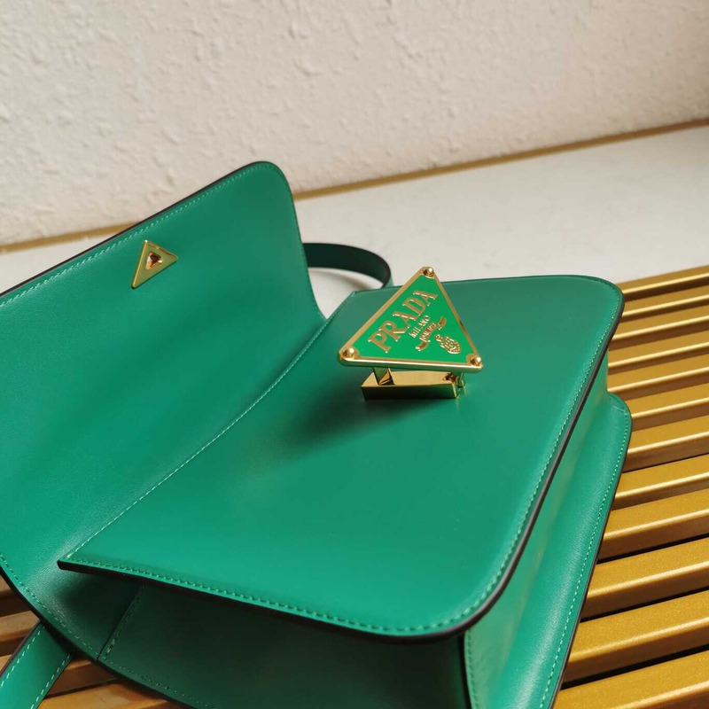 Pra*a emblème leather bag green