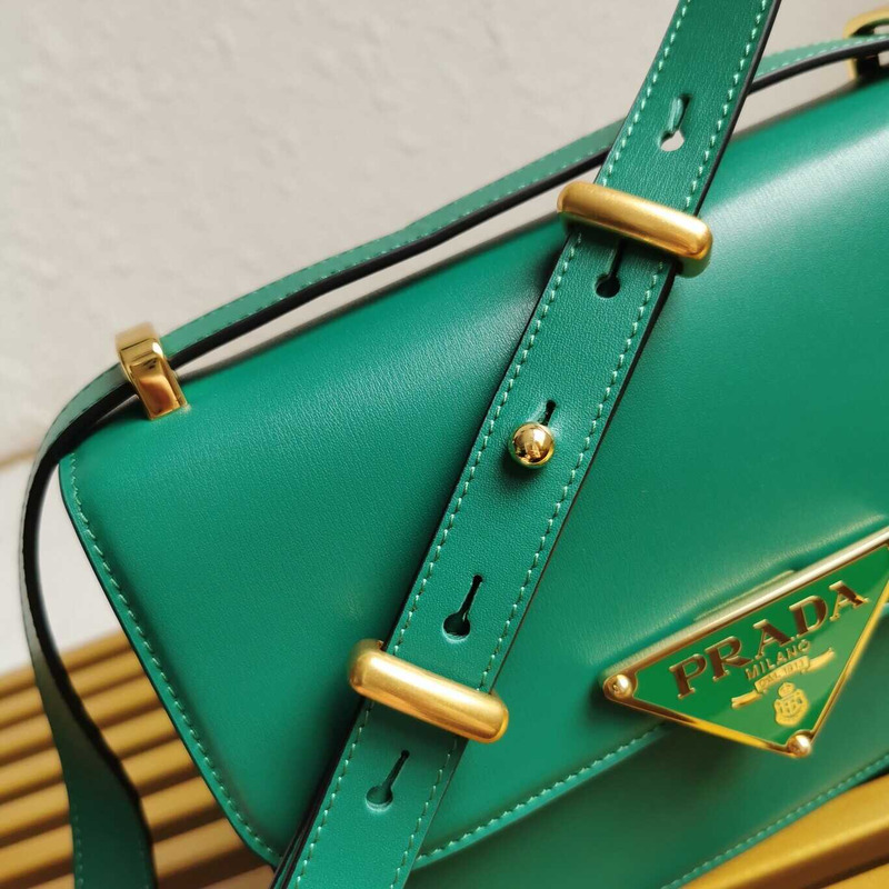 Pra*a emblème leather bag green