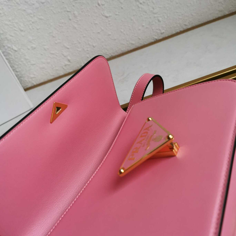 Pra*a emblème leather bag pink