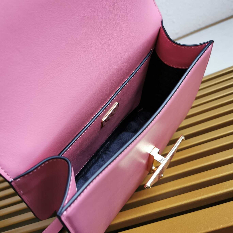 Pra*a emblème leather bag pink