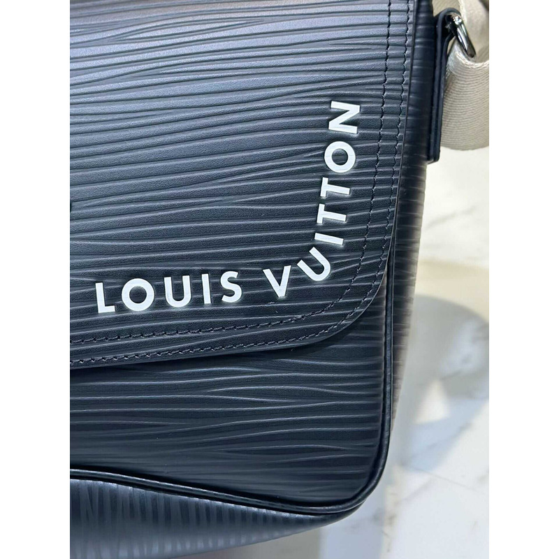 l**is V*t*n montsouris messenger calfskin black