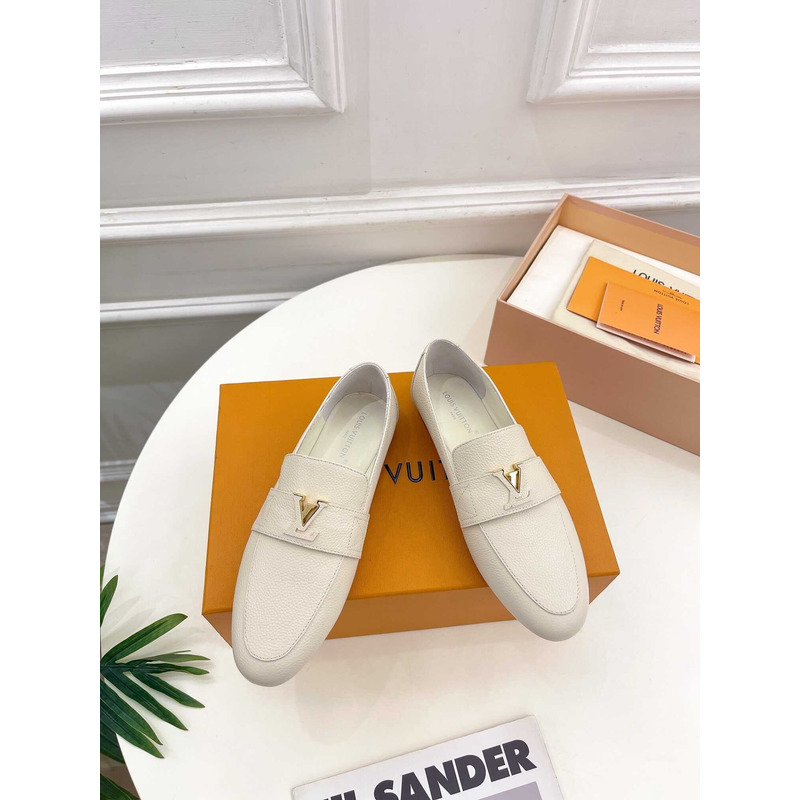 l**is V*t*n capri loafers leather beige