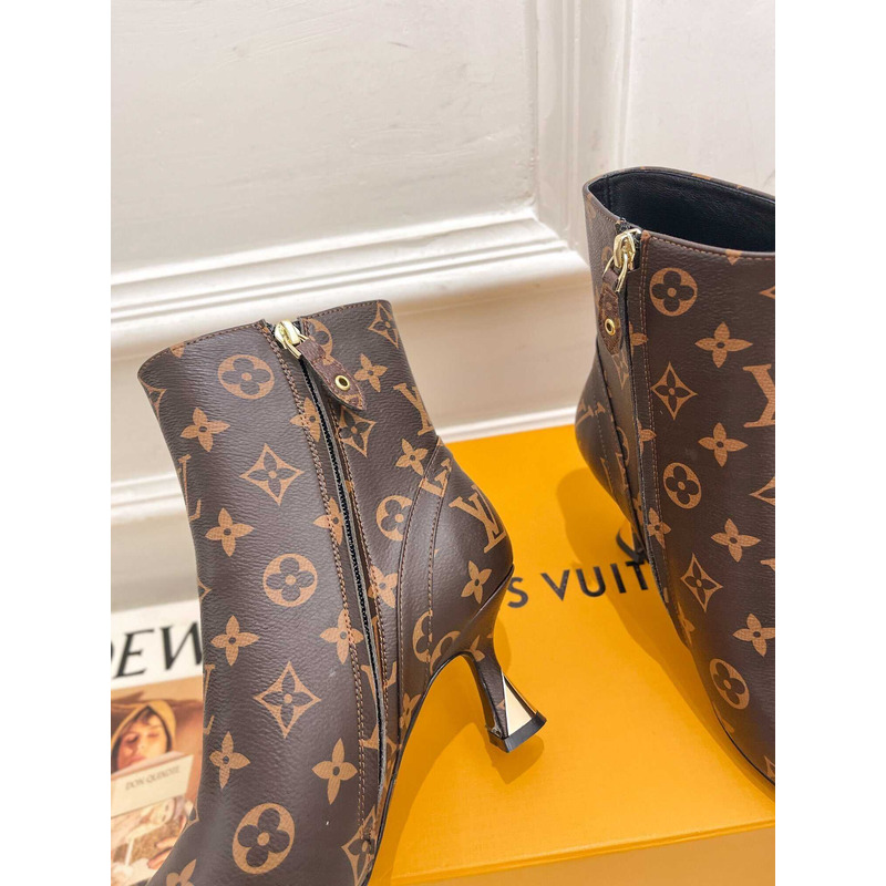 l**is V*t*n ankle short boot heels with chain logo monogram