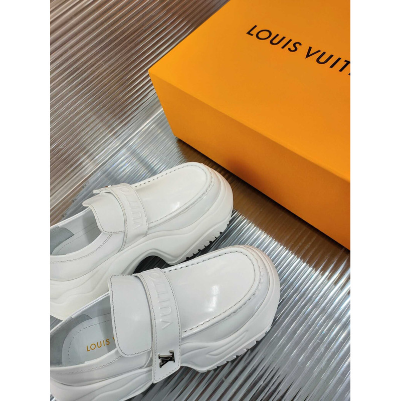 l**is V*t*n leather loafers white