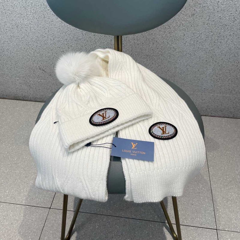 l**is V*t*n pom-pom cap and scarf white