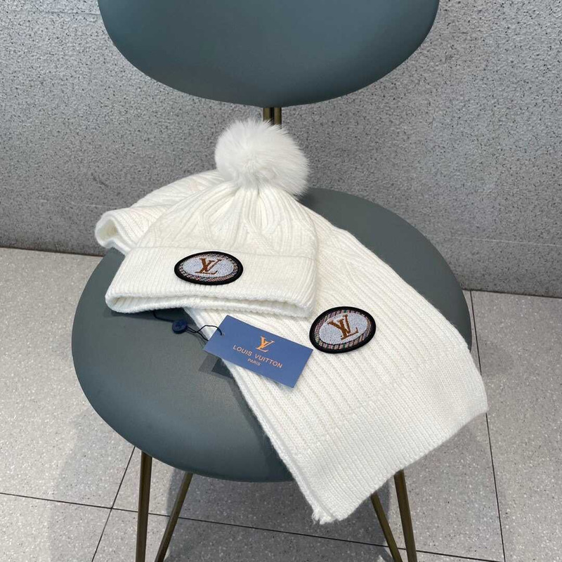 l**is V*t*n pom-pom cap and scarf white