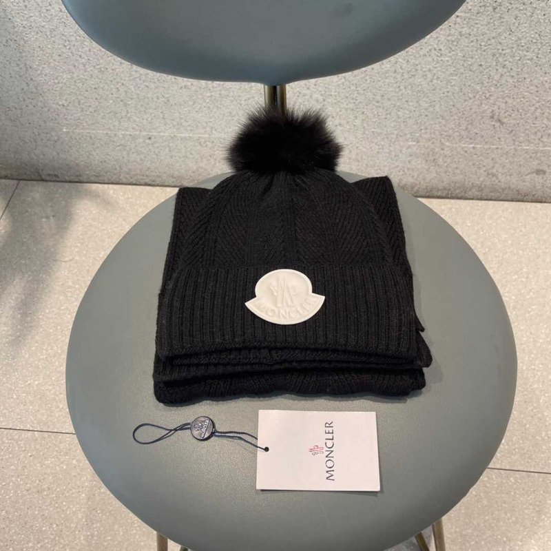 Moncler Pom-Pom Cap And Scarf Black