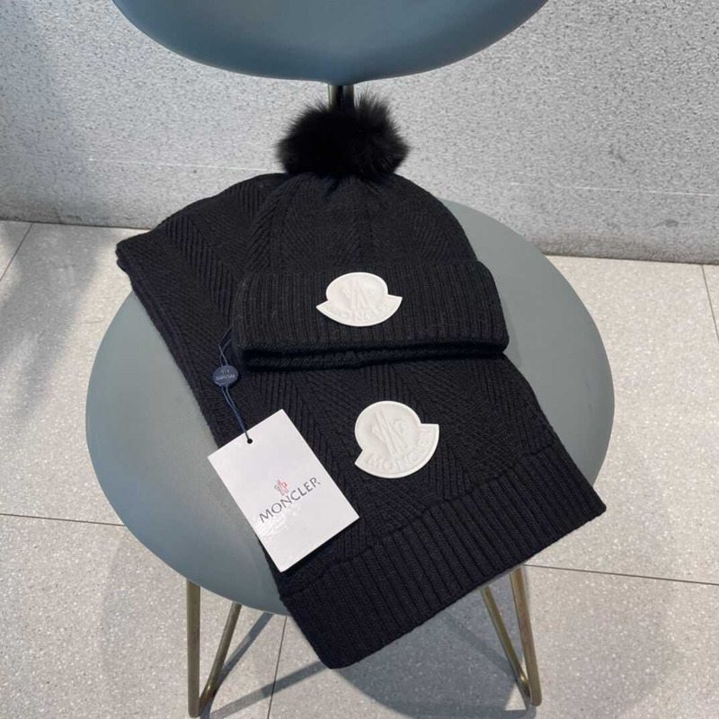 Moncler Pom-Pom Cap And Scarf Black