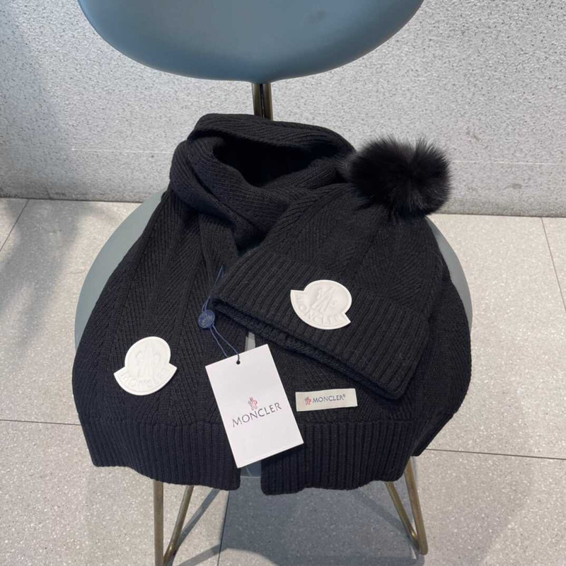 Moncler Pom-Pom Cap And Scarf Black