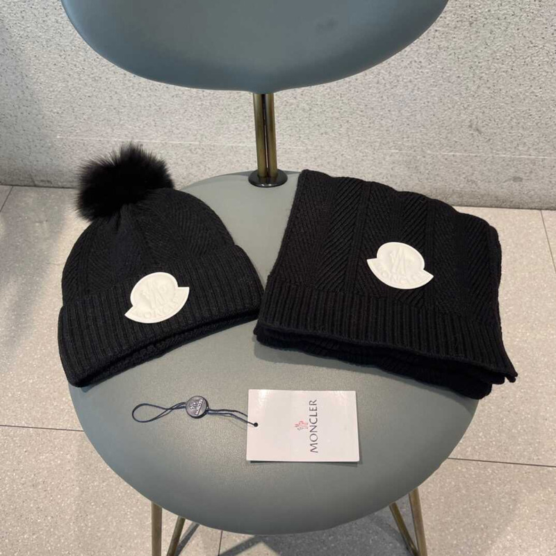 Moncler Pom-Pom Cap And Scarf Black