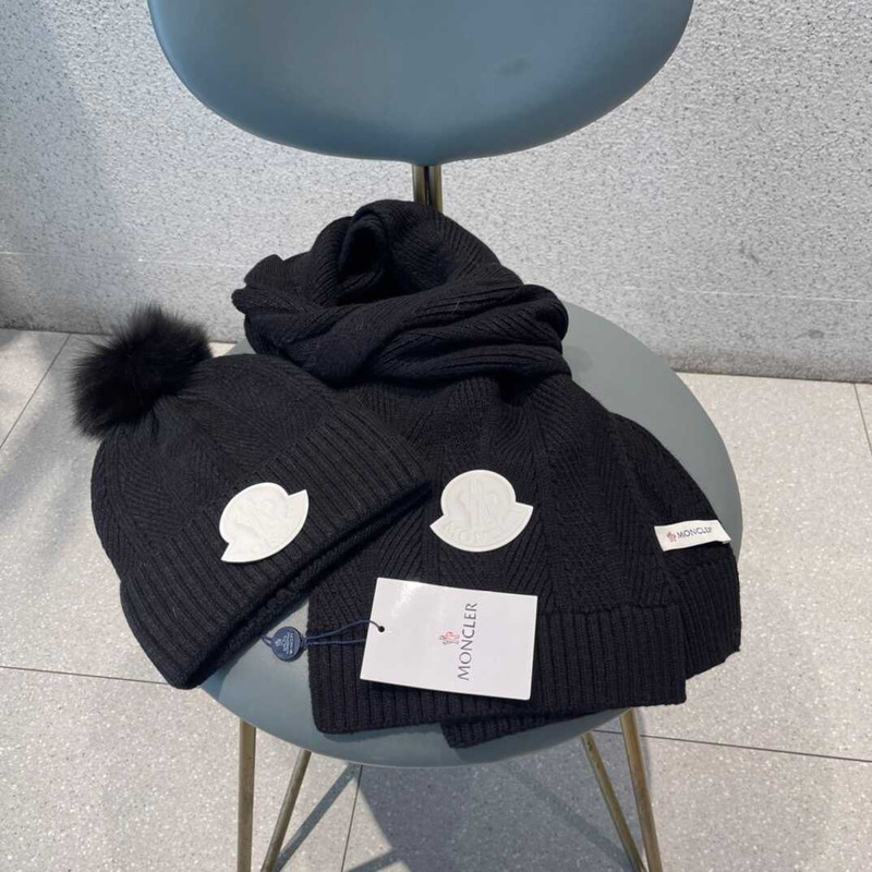 Moncler Pom-Pom Cap And Scarf Black