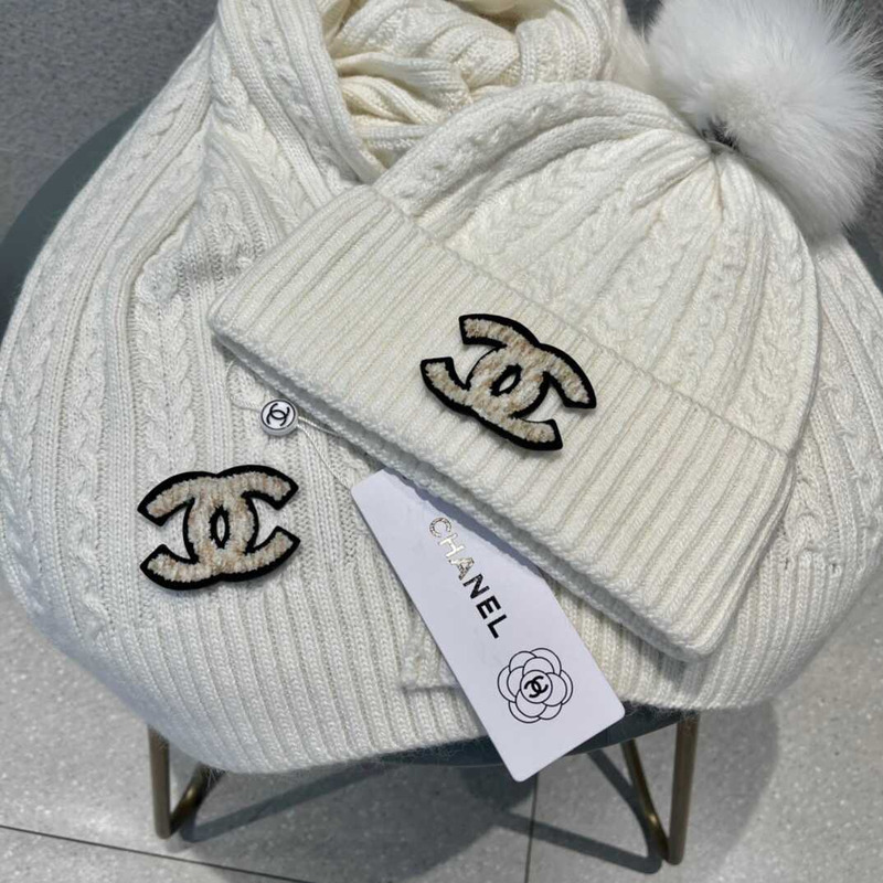 Ch*el pom-pom cap and scarf white