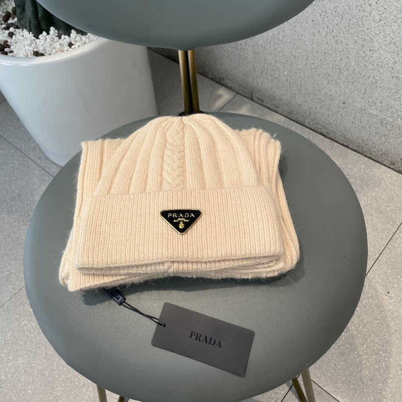 Pra*a knitted cap and scarf beige