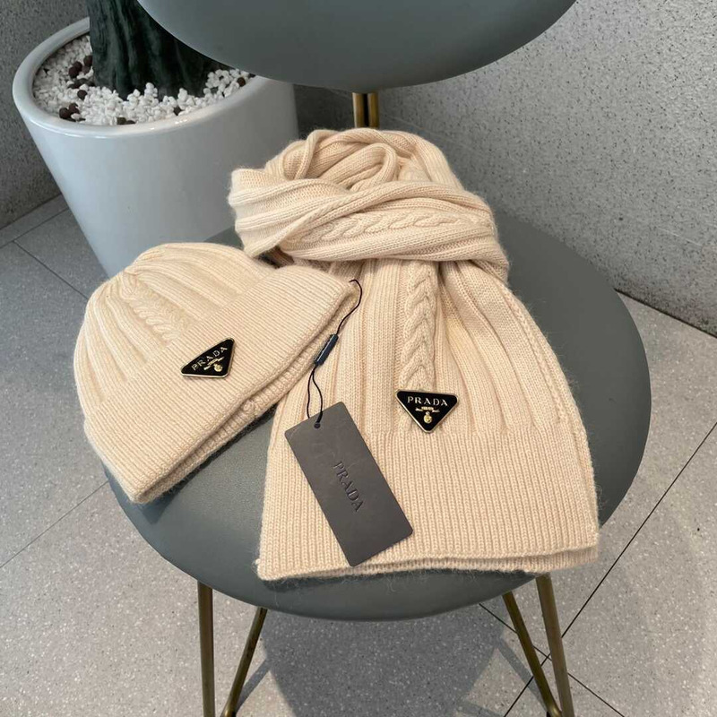 Pra*a knitted cap and scarf beige