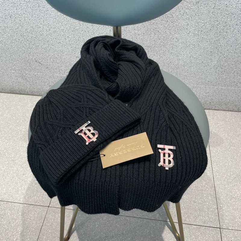 B**rry knitted cap and scarf black