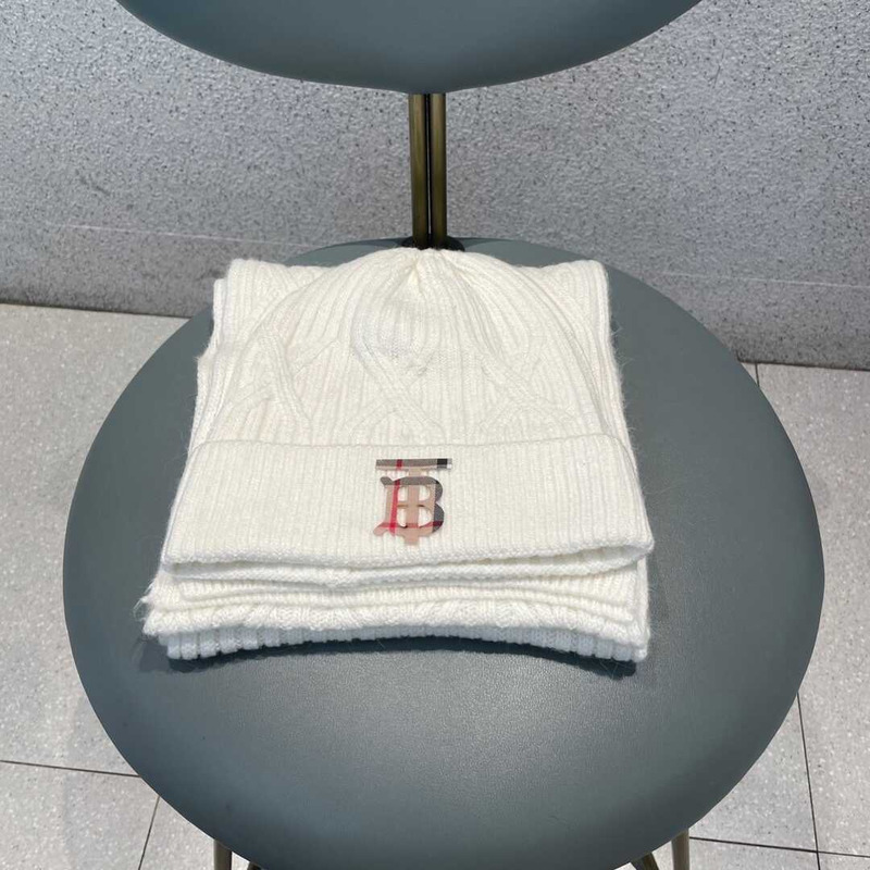 B**rry knitted cap and scarf white