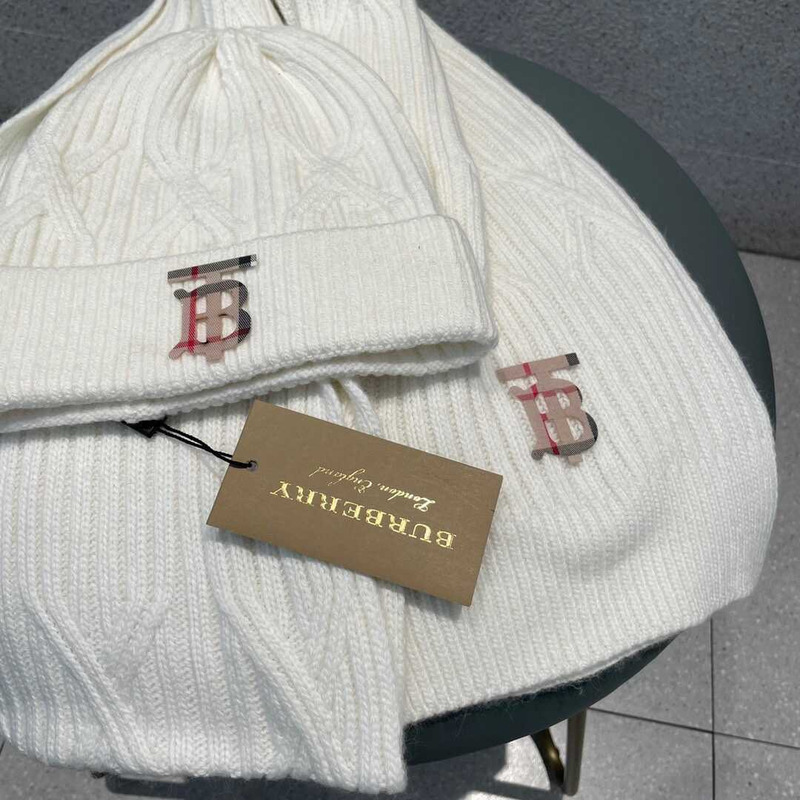 B**rry knitted cap and scarf white